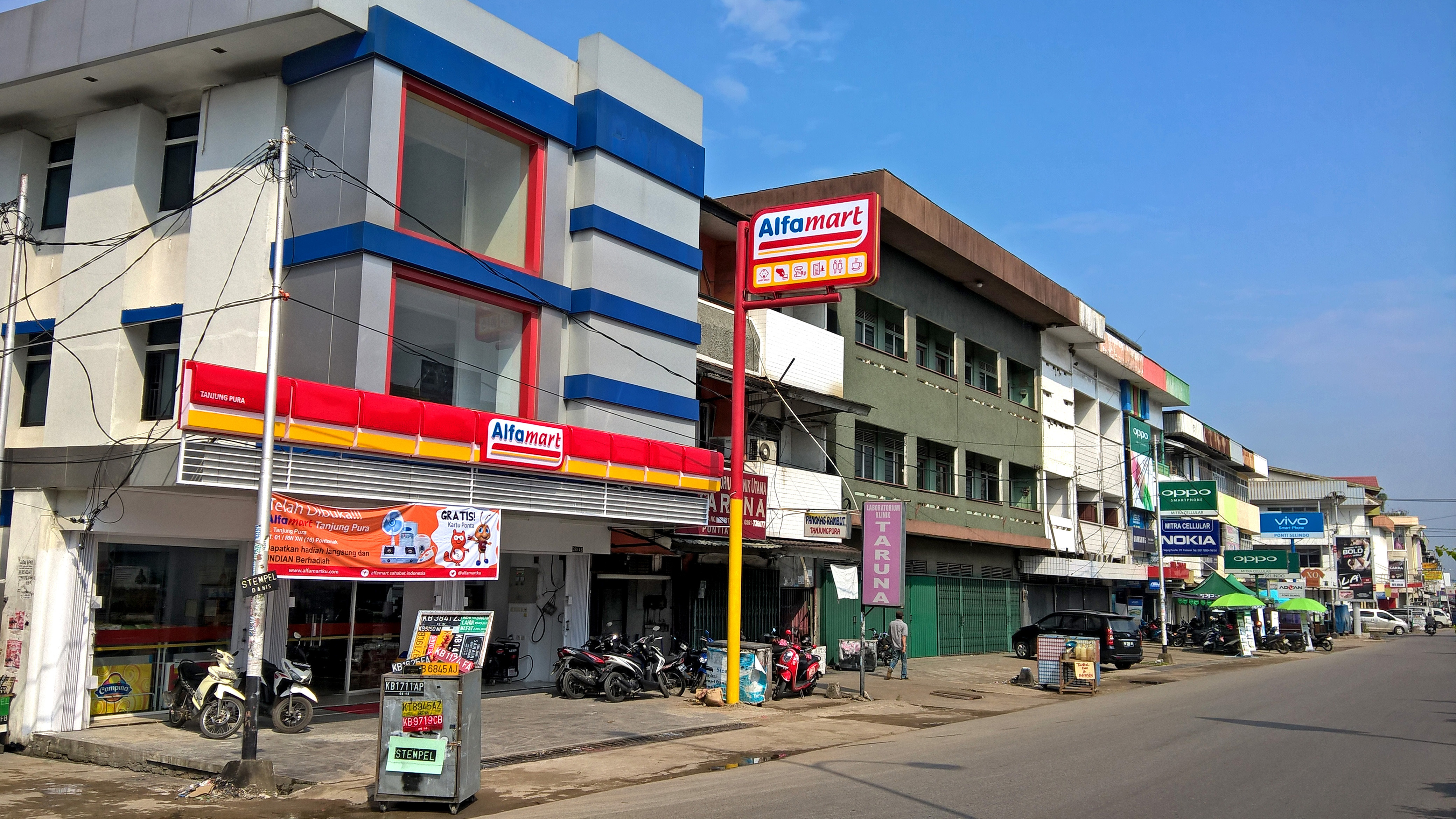 Contoh storefront Alfamart sebagai referensi kategori ritel